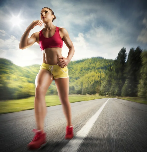 Woman runs on asphalt — Stock Photo, Image