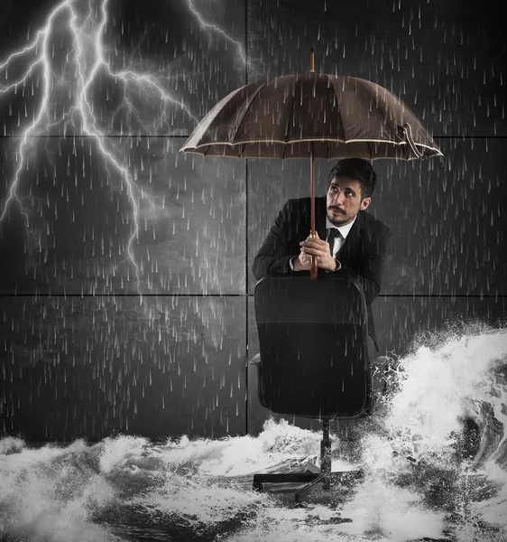 Geschäftsmann schützt sich mit Regenschirm — Stockfoto