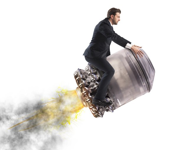 Бизнесмен, летящий над ракетой
