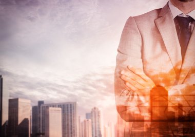İşadamı ile kentsel arka plan