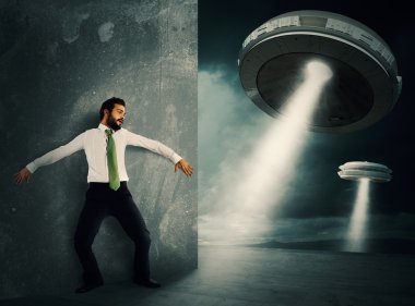 Adam korkmuş Ufo tarafından gizler