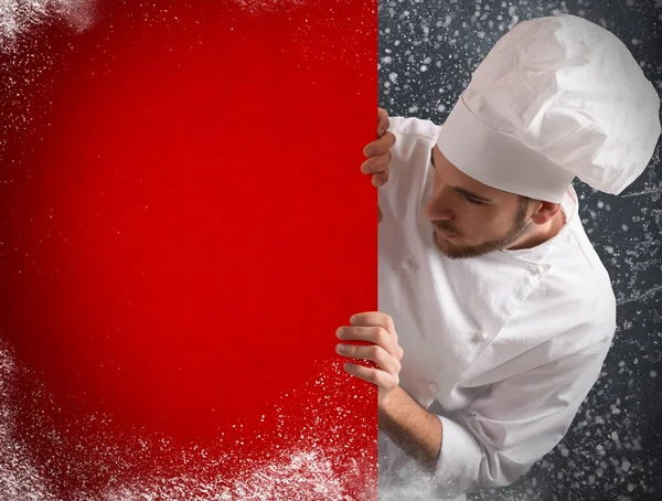 Uomo chef guarda un cartellone — Foto Stock