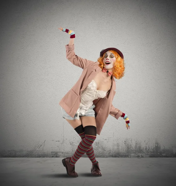Clown kvinna i en extravagant pose — Stockfoto