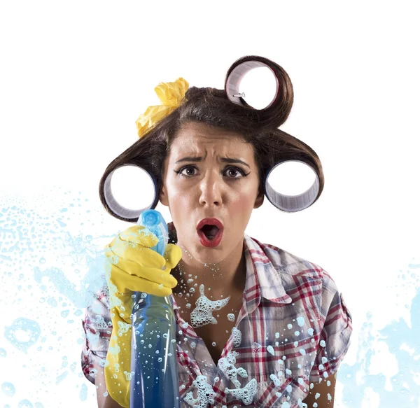 Upptagen hemmafru rengör med tvål — Stockfoto