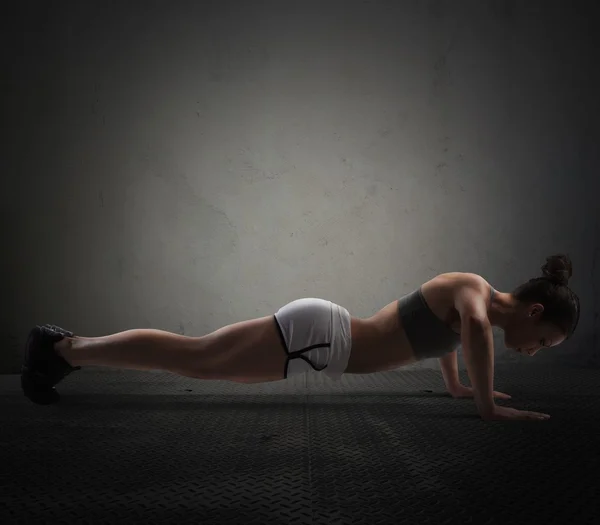 Chica atlética haciendo push up — Foto de Stock