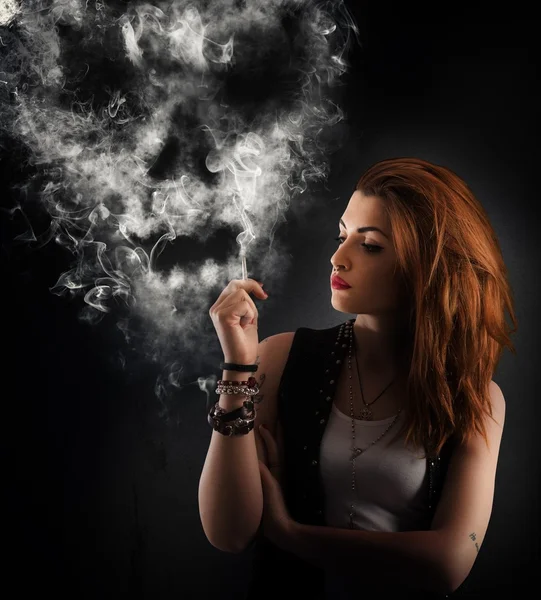 Ragazza fuma una sigaretta — Foto Stock