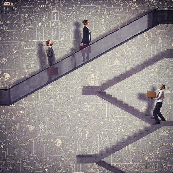 Framgångsrika affärsmän i en rulltrappa — Stockfoto