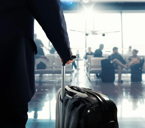 Passagier mit Koffer im Flughafen — Stockfoto