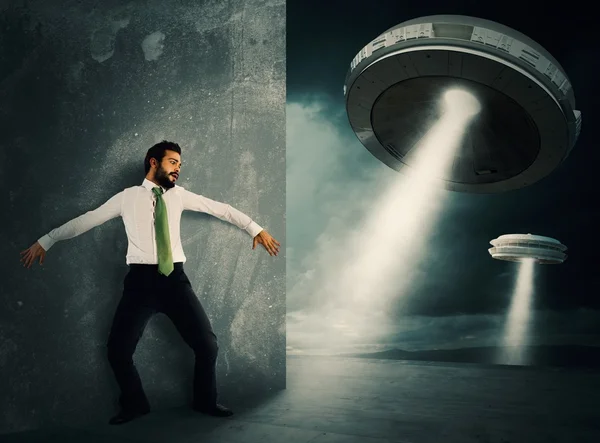 Man hides frightened by UFO — Stock Photo, Image