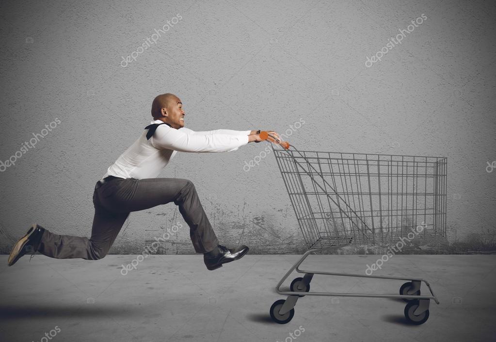человек бежит с тележкой. человек бегущий со скоростью 4 м/с. кататься в тележке супермаркета. человек бежит навстречу тележке. человек с тележкой.