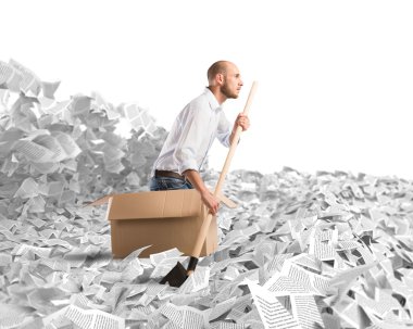 yaprak denizinde kulaç atmaya adam