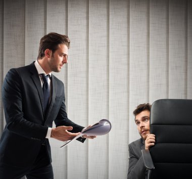 çalışan gizler arkasında bir sandalye olduğunu