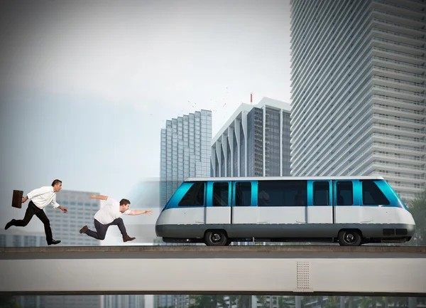 Los hombres corren rápido para llegar al tren — Foto de Stock