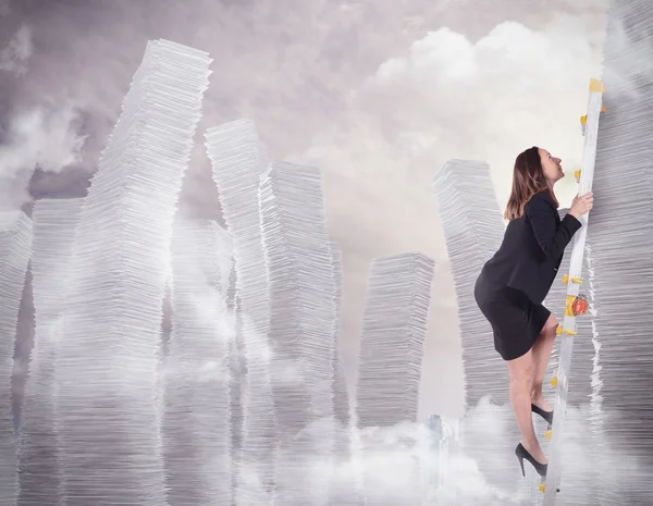 Businesswoman climbs on scale — Stock Photo, Image