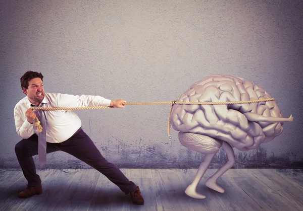 El hombre tira de la cuerda con el cerebro —  Fotos de Stock