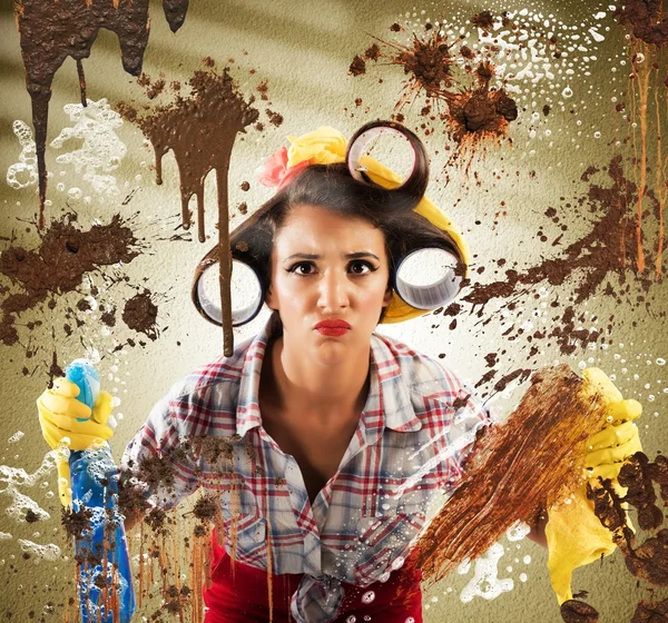 Hausfrau putzt ein schmutziges Glas — Stockfoto