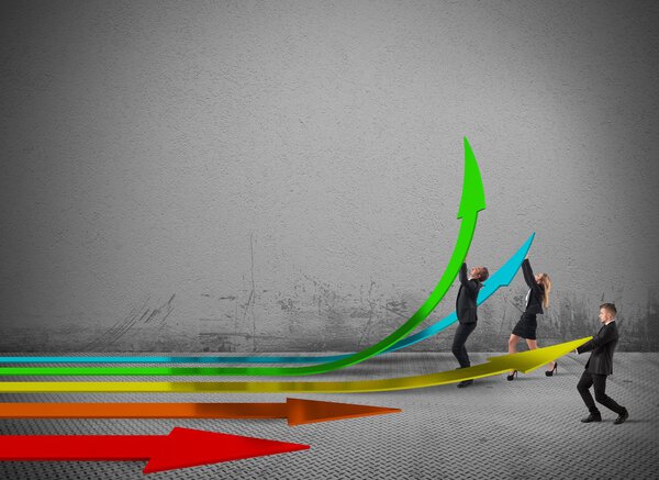 Деловые люди поднимают стрелы
