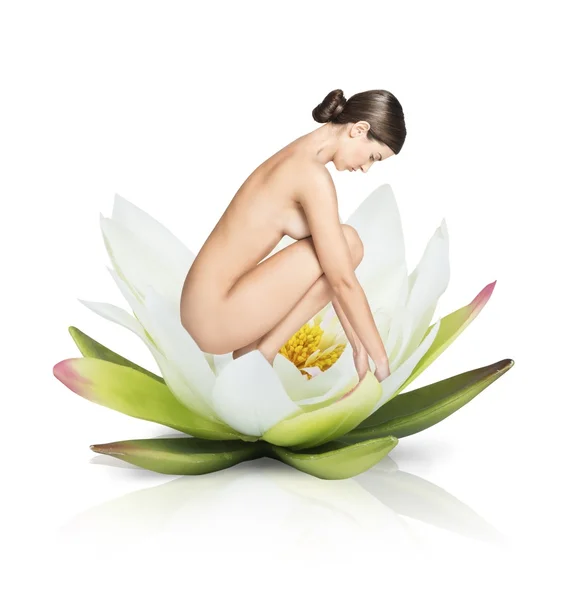 Femme sur une grande fleur lotus — Photo