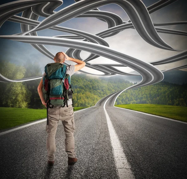 Explorer man before a winding road — Stock Photo, Image