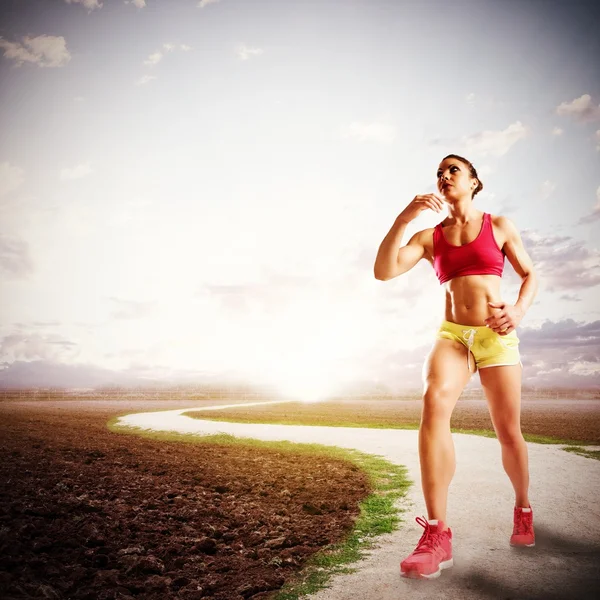 La donna corre su un sentiero — Foto Stock