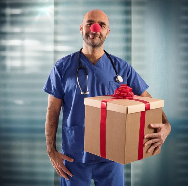 Payaso de enfermera con caja de regalo — Foto de Stock