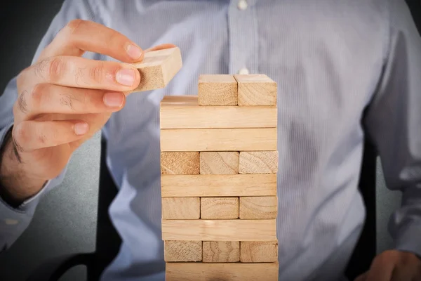 Geschäftsmann spielt mit Ziegelspielzeug — Stockfoto