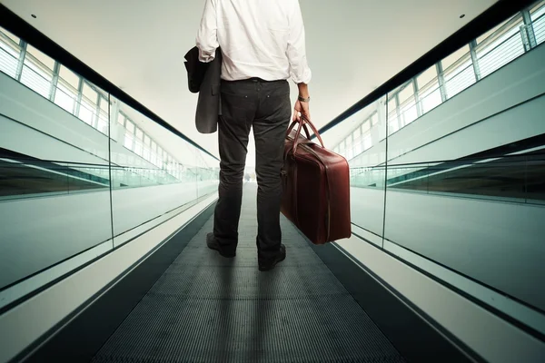Uomo d'affari in scala mobile con bagaglio — Foto Stock