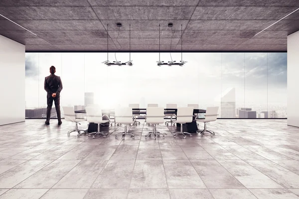 Empresário de sucesso em uma sala de reuniões — Fotografia de Stock