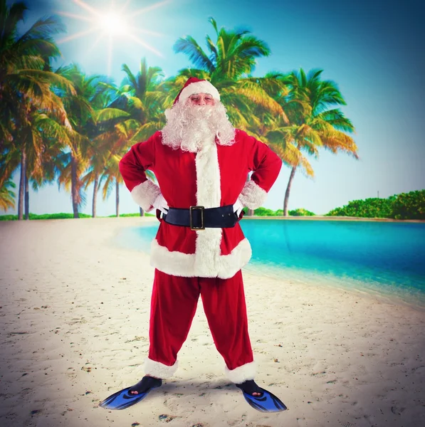 Papai Noel de pé na praia — Fotografia de Stock
