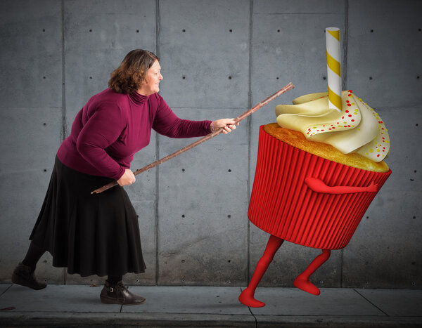 Dikke vrouw raakte een cupcake — Stockfoto