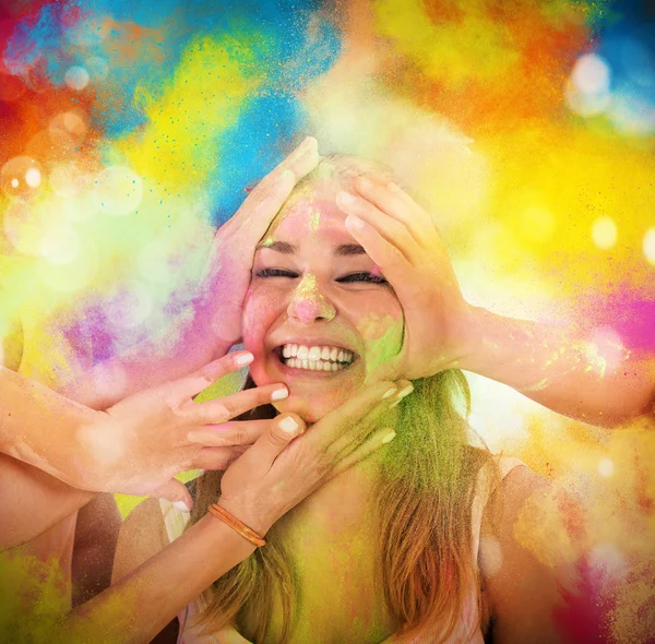 Девушка смеется и играет с цветными порошками — стоковое фото