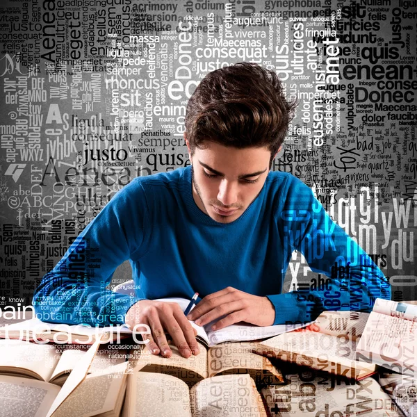 Niño enfocado mientras estudia — Foto de Stock