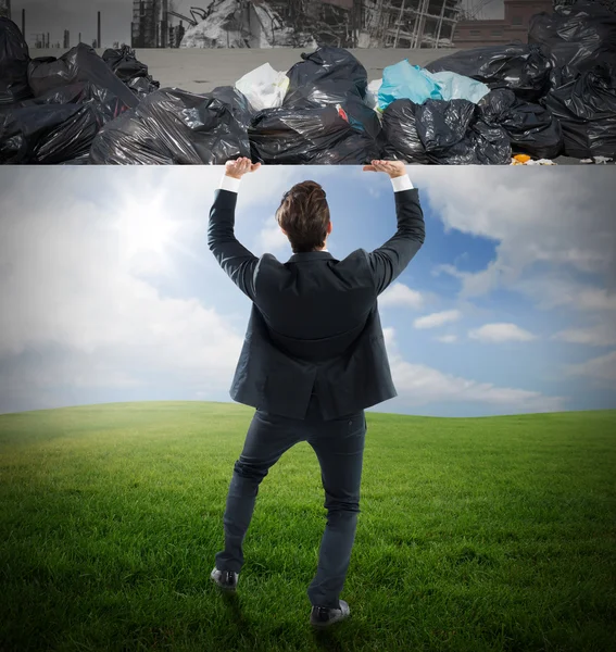 Der Mensch schiebt den Müll aus der Natur — Stockfoto