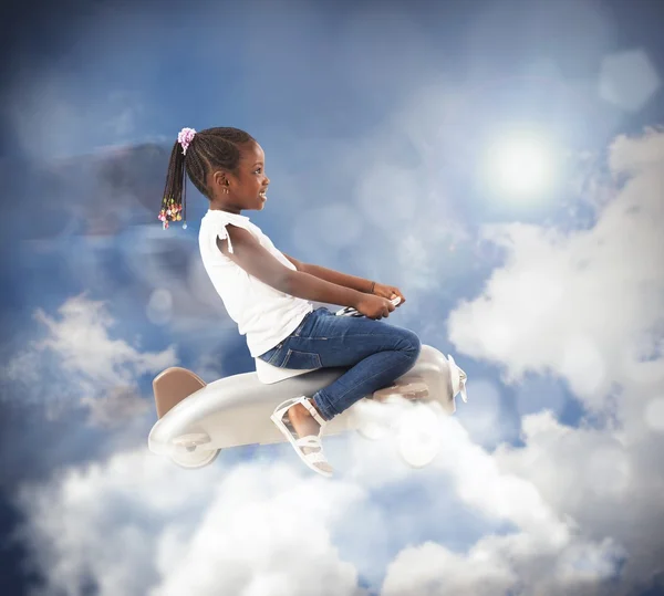 Menina com avião de brinquedo — Fotografia de Stock