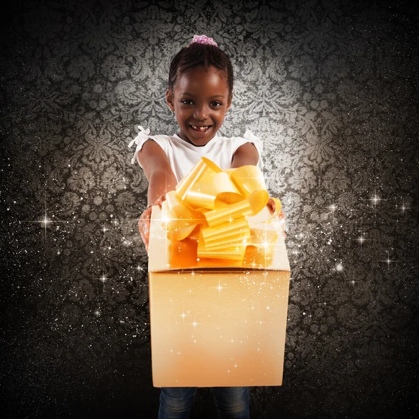 Menina com caixa de presente — Fotografia de Stock