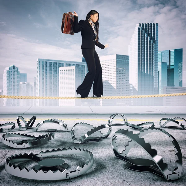 Mujer de negocios caminando sobre una cuerda floja — Foto de Stock