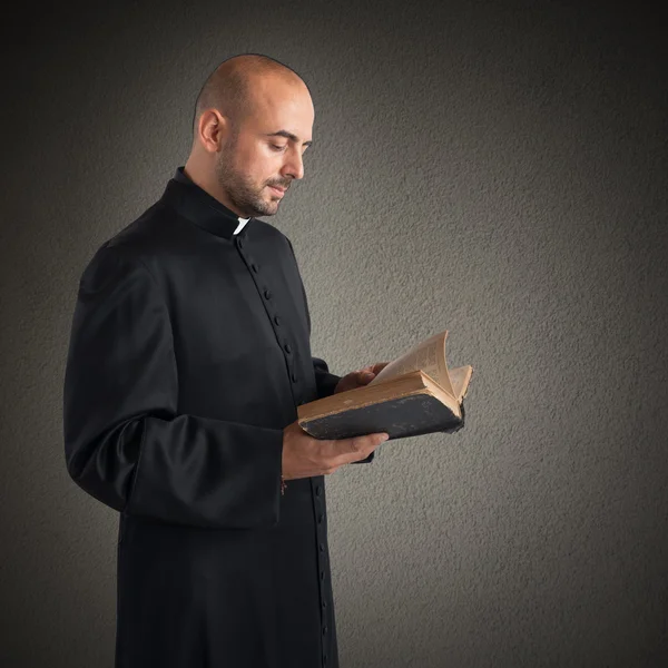 Man priest reads the bible — Stock Photo, Image