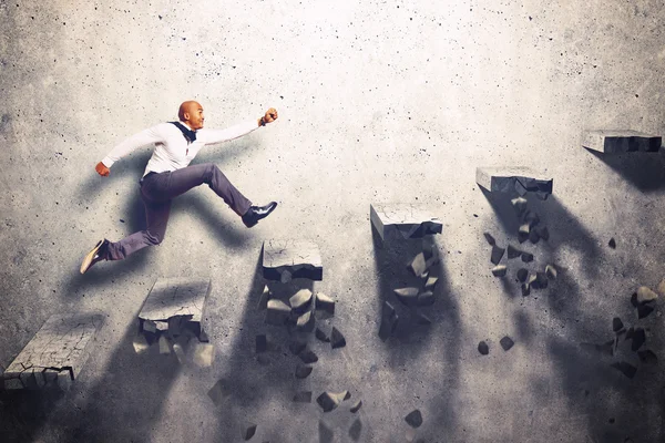 Hombre de negocios sube los escalones de la escalera de colapso — Foto de Stock