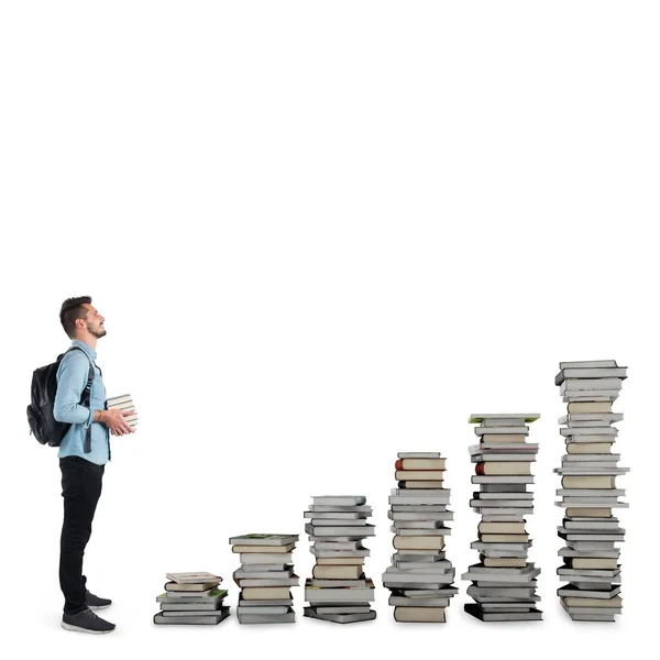 Studente ragazzo con scala di libri — Foto Stock