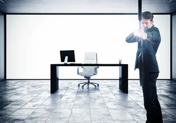 Hombre de negocios con arco apuntando a un objetivo —  Fotos de Stock