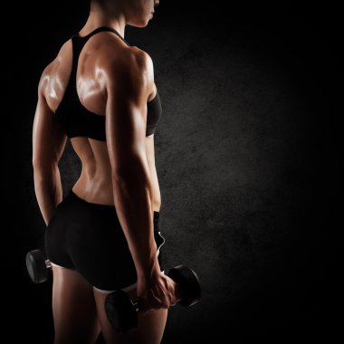 Kaslı kadın dumbbells ile