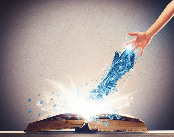 Magische boek met hand — Stockfoto