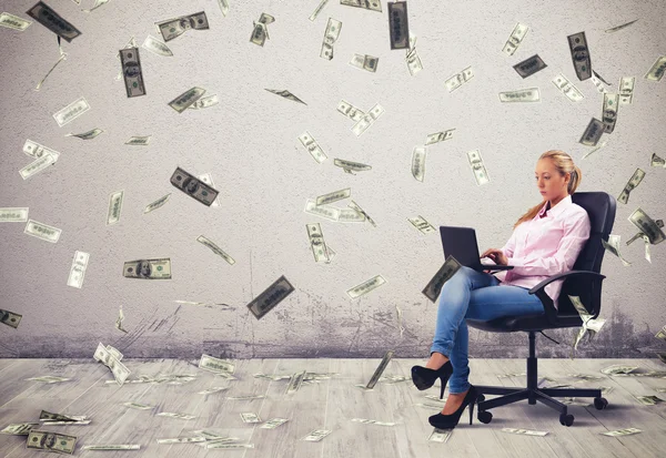 Businesswoman working on laptop — Stock Photo, Image