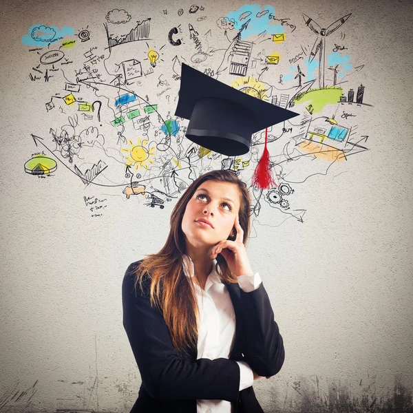 Femme avec chapeau de graduation — Photo