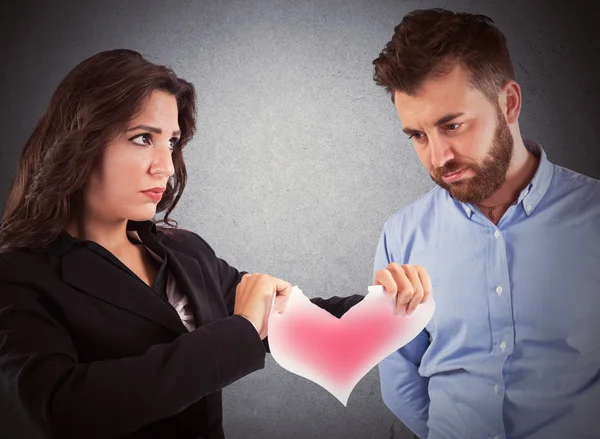 Wütende Frau zerreißt ein Papierherz — Stockfoto