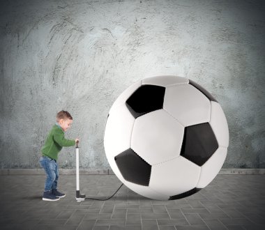 büyük futbol topu ile küçük çocuk