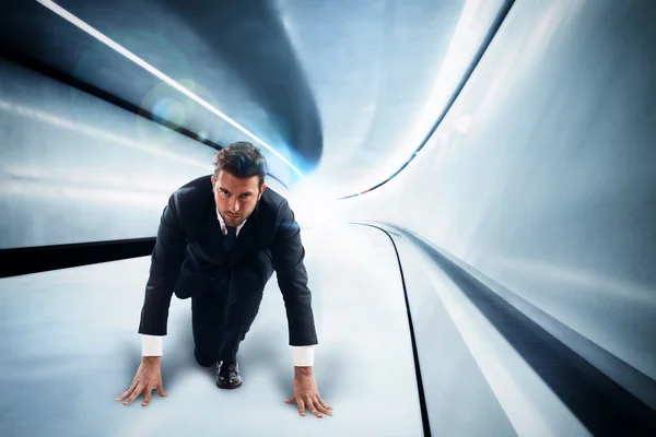 Homme d'affaires dans un tunnel futuriste — Photo