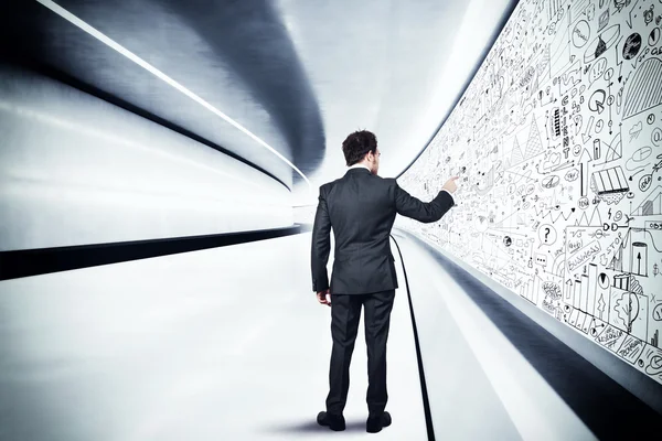 Empresario dibuja en la pared — Foto de Stock