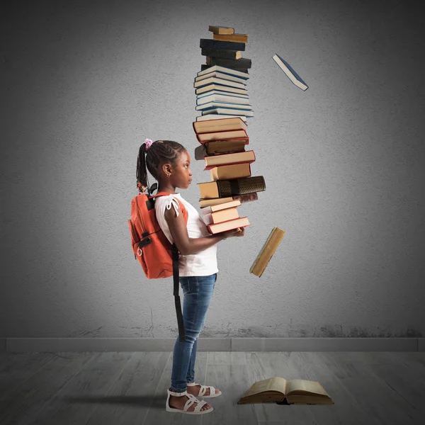 Bambino con mucchio di libri — Foto Stock