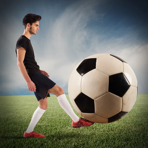 Soccer player plays with soccer ball — Stock Photo, Image
